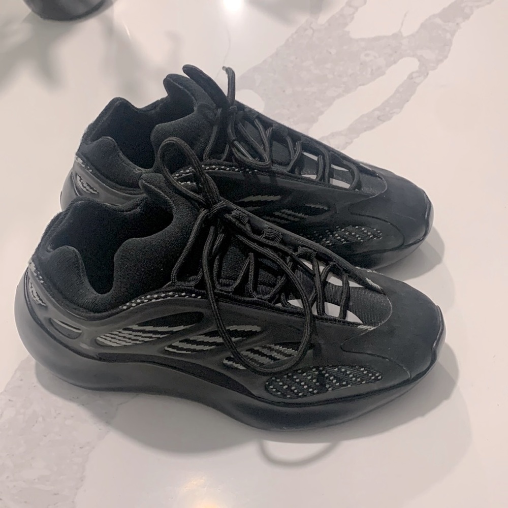 Yeezy 700 V3 ‘Dark Glow’ Size US 7 1/2